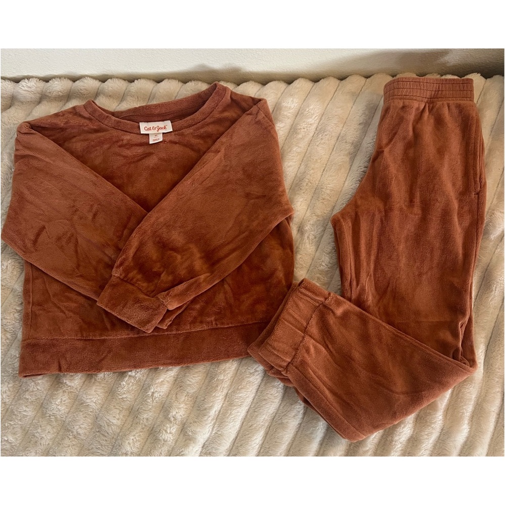 Cat & Jack Kids in size 5. In very good condition.